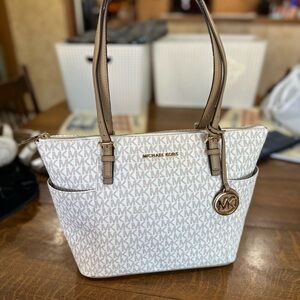 Michael Kors Jet Set Zip Top Tote